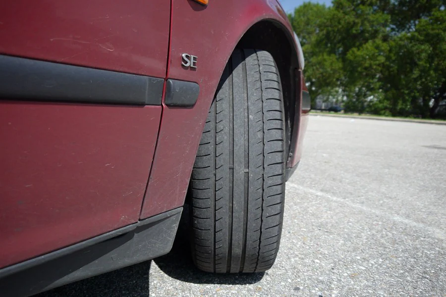 Los neumáticos deben tener un desgaste regular en toda la banda de rodadura.