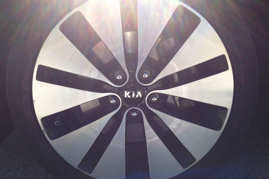 Las llantas del Kia Optima tienen un diseño que no es habitual de ver en coches de este segmento.