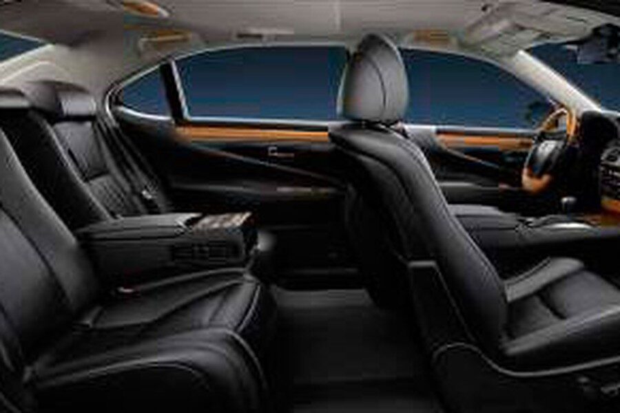 Los asientos traseros del Lexus LS 600h dan masajes a sus pasajeros.