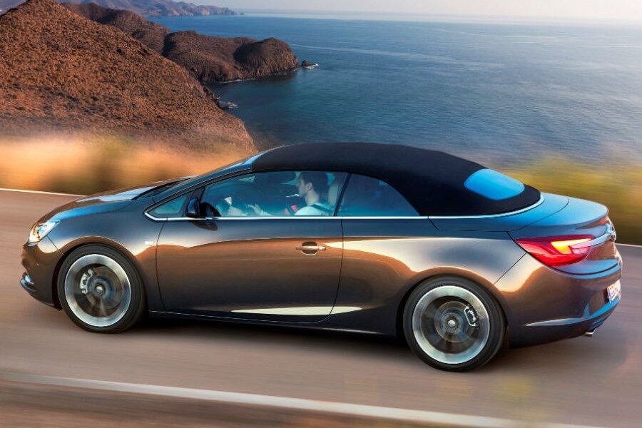 El techo de lona del Opel Cabrio puede abrirse o cerrarse hasta una velocidad de 50 km/h.