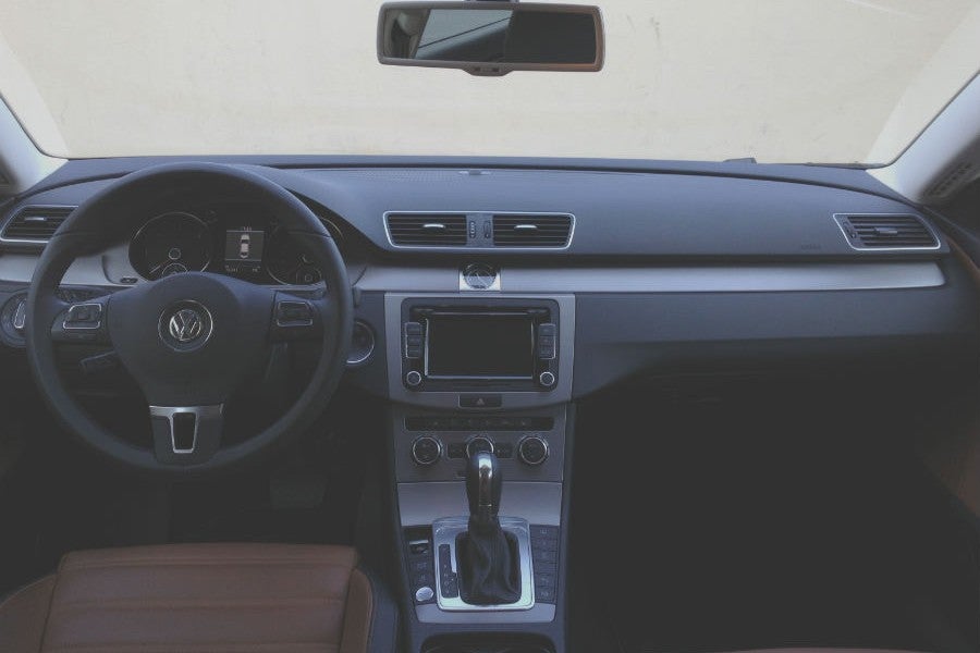 El interior del Volkswagen CC es sobrio y elegante.