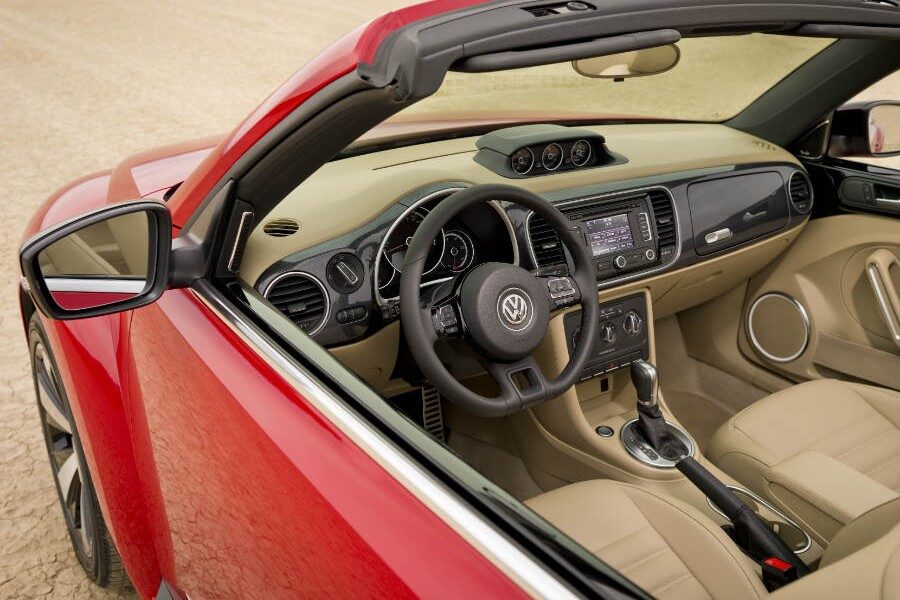 El interior del Beetle Cabrio conserva toda la esencia de un Volkswagen.