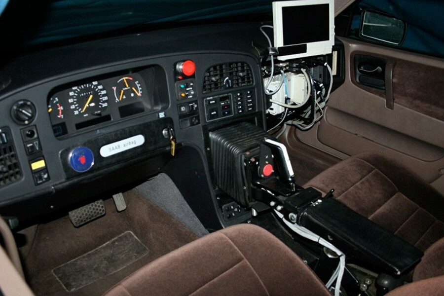 El prototipo de conducción por joystick de Saab empleaba un 9000 como conejillo de indias.