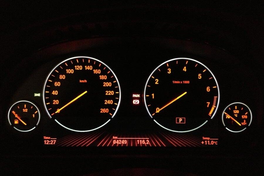 El cuadro de mandos del BMW Serie 6 Gran Coupé se vuelve de eset agresivo color cuando se activan las luces.