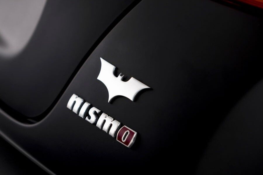 El logotipo de Batman está presente tanto en la zaga como en la parrilla delantera del Nissan Juke.