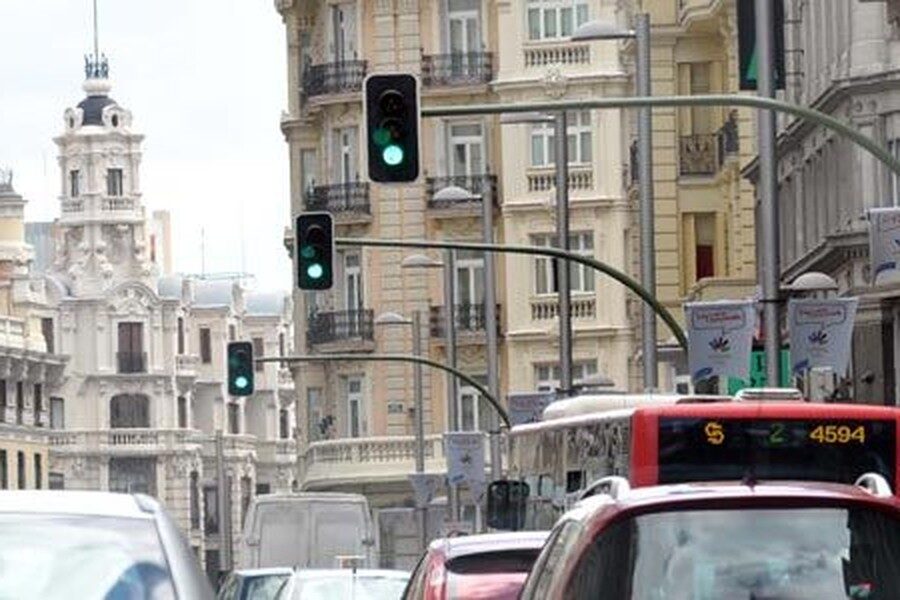 Saltarse un semáforo se sanciona con 4 puntos y 200 euros.