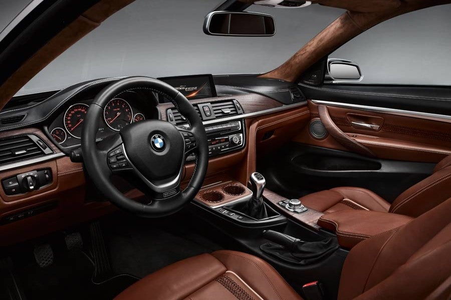 El puesto de conducción es envolvente y deja todos los mandos al alcance de la mano, afirma BMW.