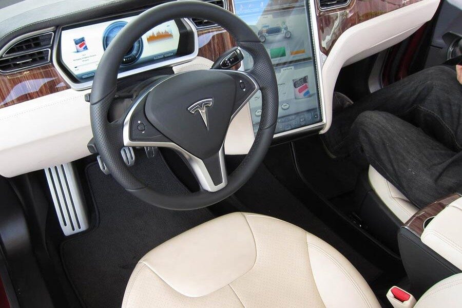 El interior del Tesla Model S cuenta con una pantalla LCD de 17 pulgadas... un poco excesiva, ¿no?