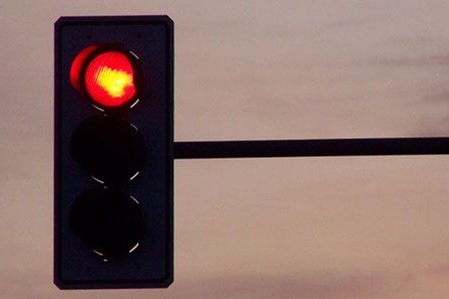 Saltarse un semáforo en rojo se sanciona con 200 euros y cuatro puntos.