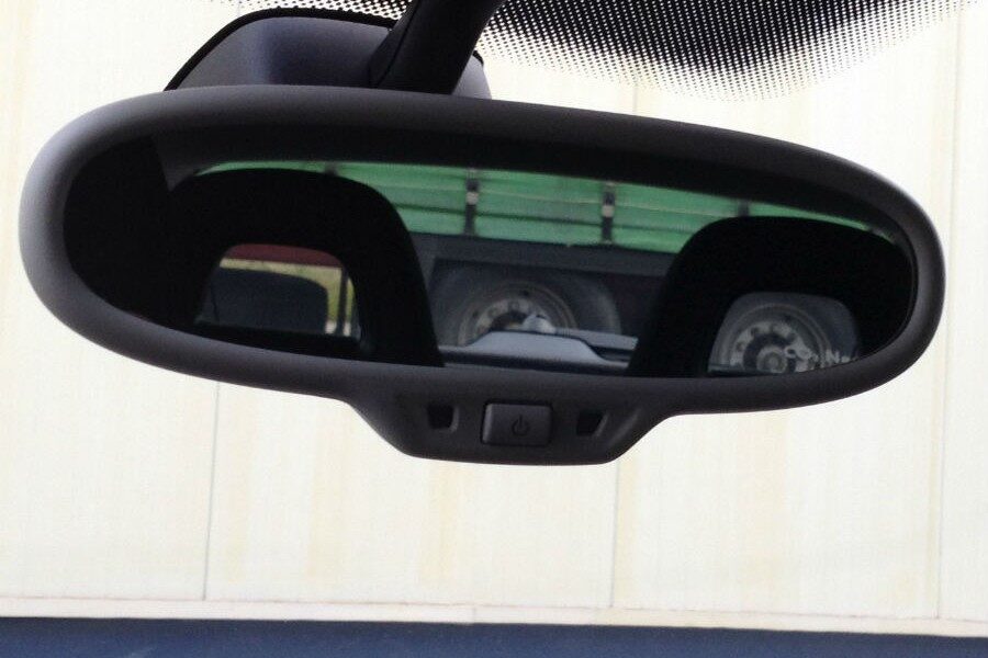 La visión que ofrece el espejo retrovisor interior sigue siendo uno de los principales hándicaps del Volkswagen Scirocco.