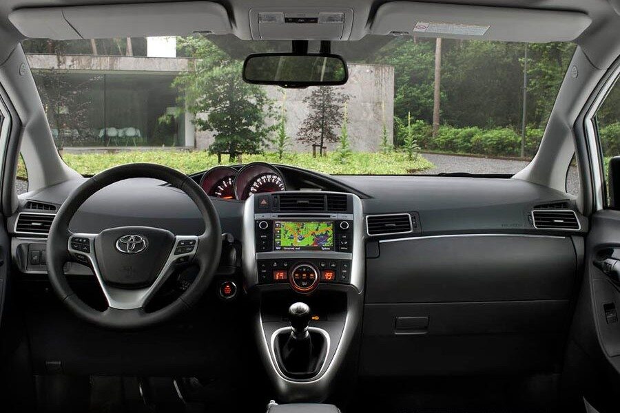Mejores acabados y materiales en el interior del Toyota Verso.