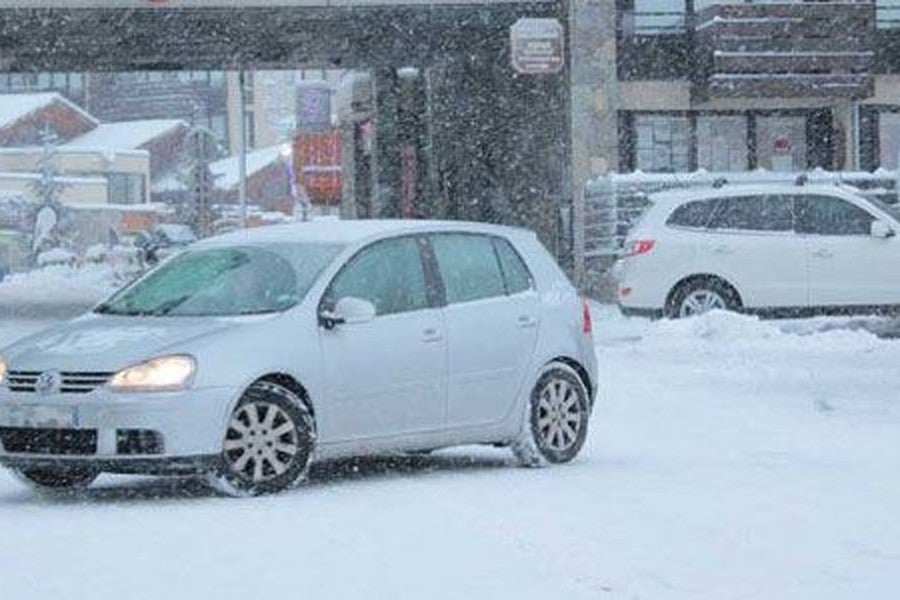 La nieve dificulta la circulación en nuestras carreteras.