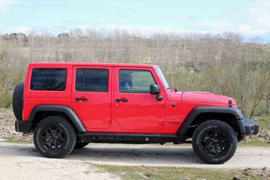 El Wrangler Moab está disponible en dos colores: “Rojo Langosta” (el que ves en la foto) y “Negro Sólido”.