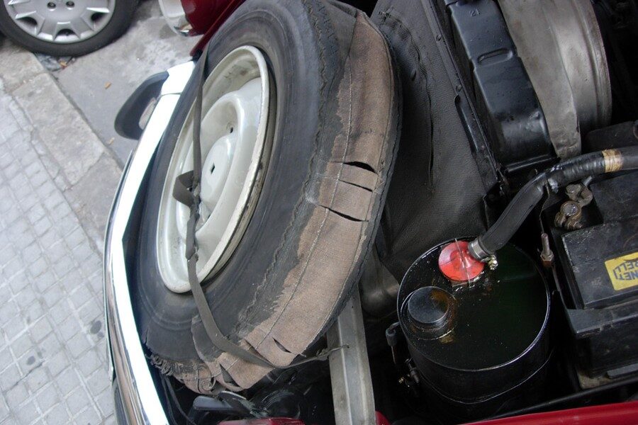 Un coche inmóvil crea planos en los neumáticos. Rodar con ellos puede ocasionar el desprendimiento de la banda de rodadura.