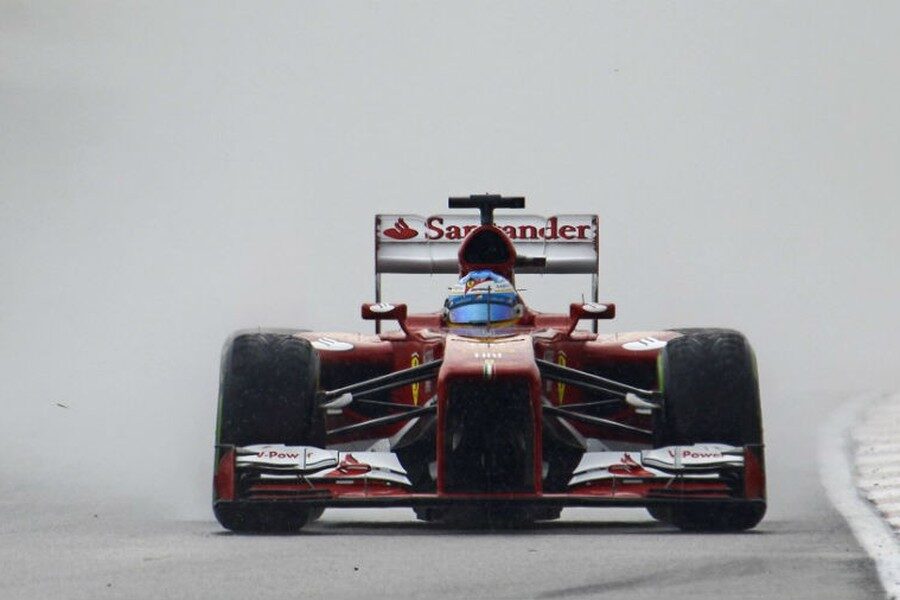 Fernando Alonso abandonó en la segunda vuelta del GP de Malasia.