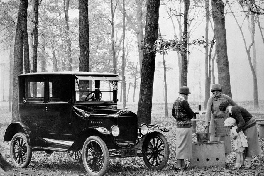 Los primeros automóviles tenían que ser capaces de circular por caminos y carreteras adoquinadas de la época.