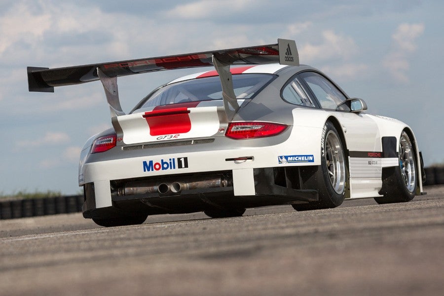 Esta versión R se basa en la carrocería 997 con una batalla más corta que la del 991.
