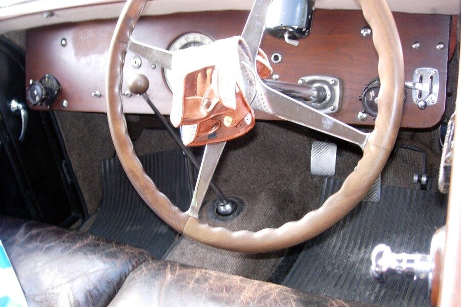 Las ruletas situadas en los lados del salpicadero de este Bugatti Typ 57 regulan la dureza de la suspensión.