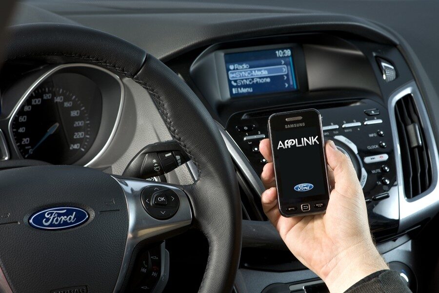 Sincronizar el télefono móvil con nuestro coche facilita el robo de datos a los `hackers´.