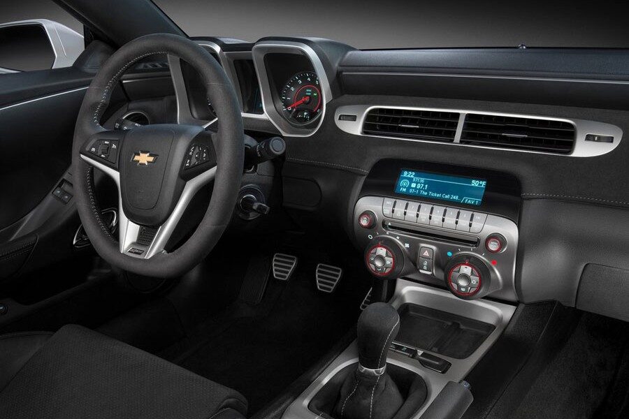 El interior del Chevrolet Camaro Z/28 no varía mucho pese a tratarse de una versión solo para circuitos.