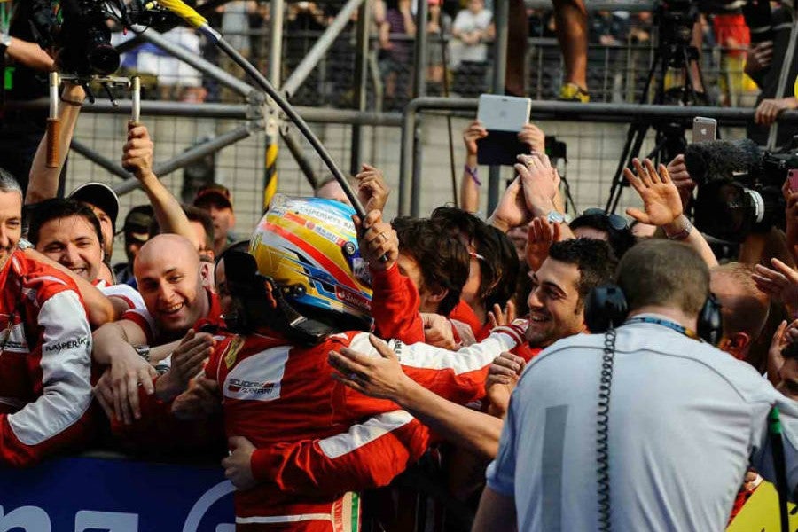 Alonso, celebrando el primer triunfo del año con su equipo.