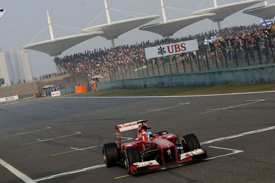 Alonso cruza la meta del GP de China en primera posición.