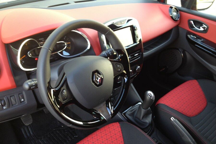 La decoración interior del Renault Clio va a juego con el color de la carrocería.