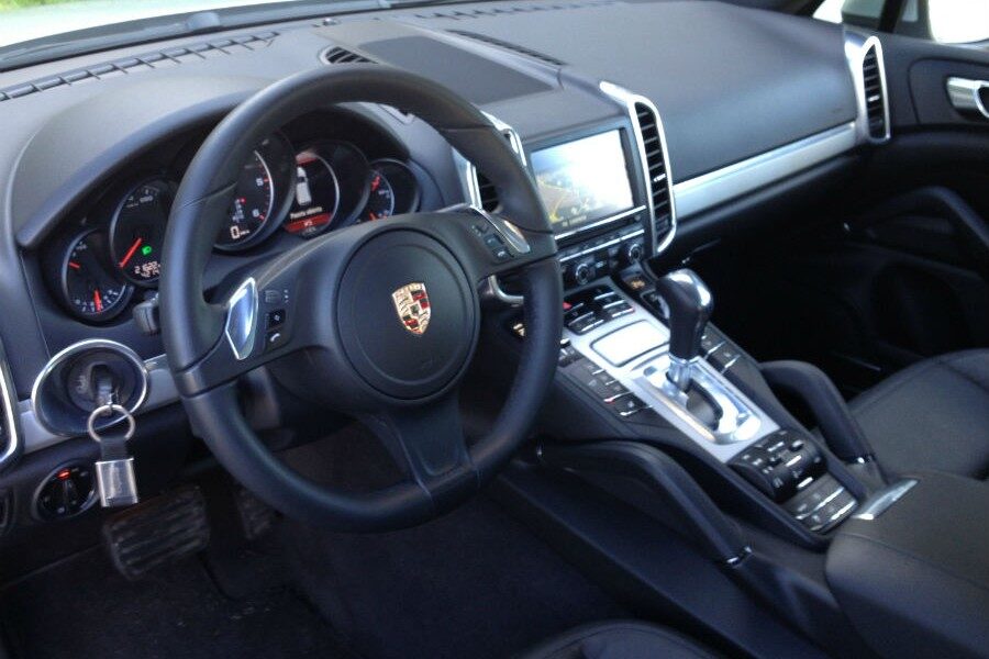 Así es el interior del Porsche Cayenne.