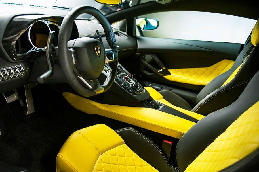 El interior del Lamborghini Aventador 50 Aniversario combina los colores amarillo y negro.