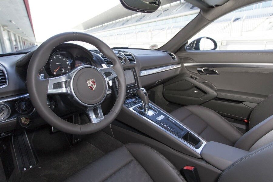 El interior del nuevo Porsche Cayman adopta la nueva consola central inclinada de la marca alemana.