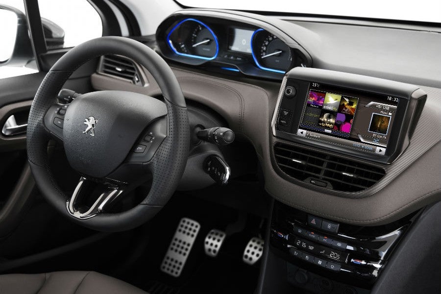 El interior del Peugeot 2008 es muy similar al del 208.