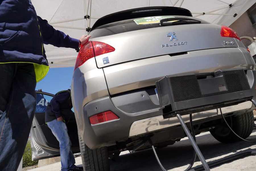 A lo largo de la prueba se realizan 2 controles de emisiones a los vehículos participantes.