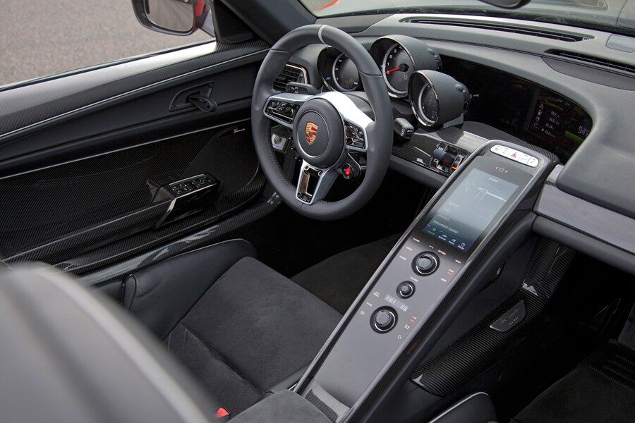 El interior recuerda al del Carrera GT.