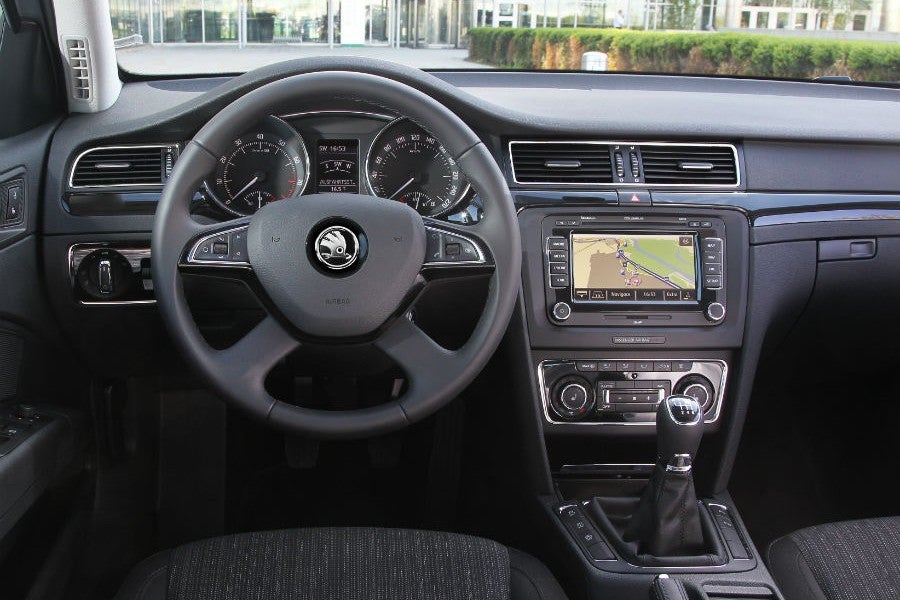 El diseño interior del nuevo Skoda Superb recuerda claramente al de los últimos modelos de la marca checa.