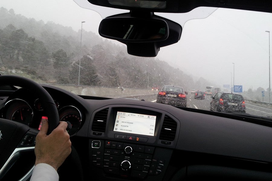 Con granizo, mantén la calma y reduce la velocidad.