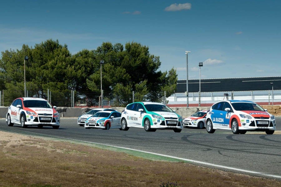 Los coches llegan juntos a las primeras curvas del trazado madrileño de El Jarama.