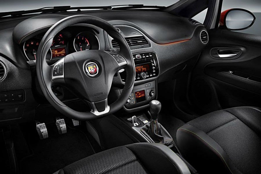 La sola presencia del logotipo de Abarth en el volante del Punto ya "incita a la violencia".