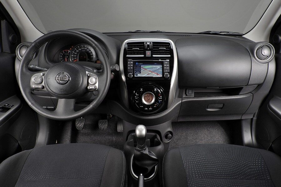El interior tiene mejor aspecto e incorpora el sistema NissanConnect.