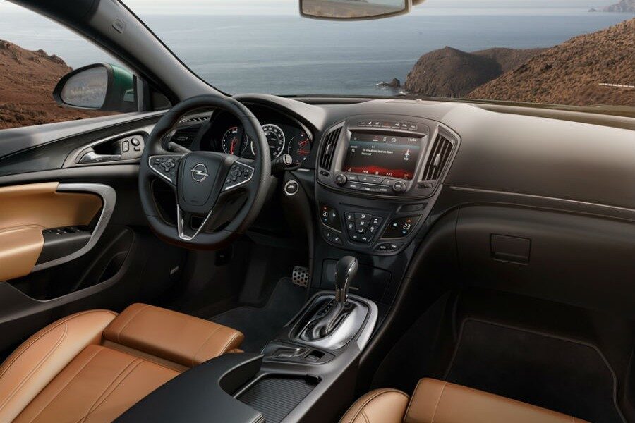 El interior del Opel Insignia se renueva, incorporando una nueva consola central entre otros elementos.