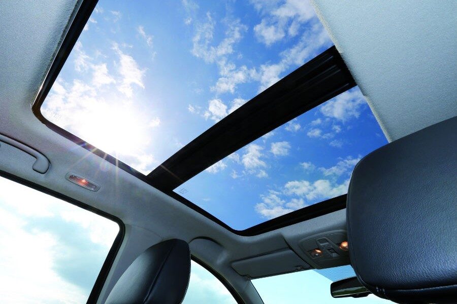 El Suzuki SX4 S-Cross ofrece un nuevo techo solar de doble hoja deslizante.