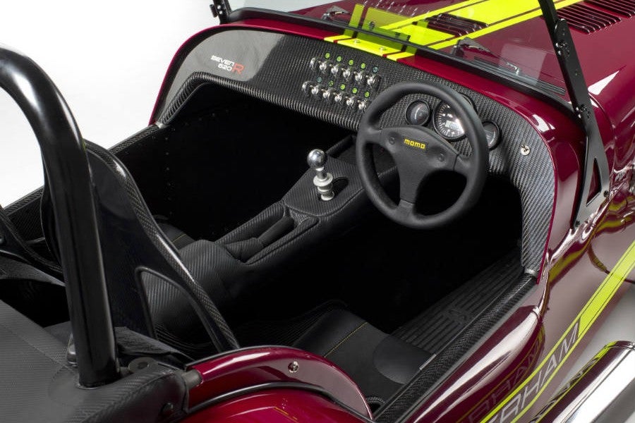 Fibra de carbono y un volante de carreras son las señas de identidad del interior del Caterham 620R.