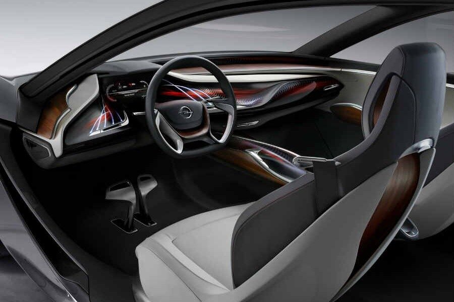 El interior del Opel Monza, como el de todos los prototipos, es espectacular.