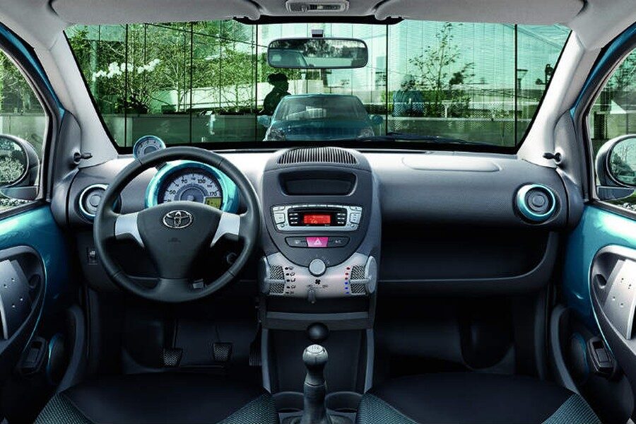 El interior del Toyota Aygo Cool Soda cuenta con inserciones de mismo color que la carrocería.