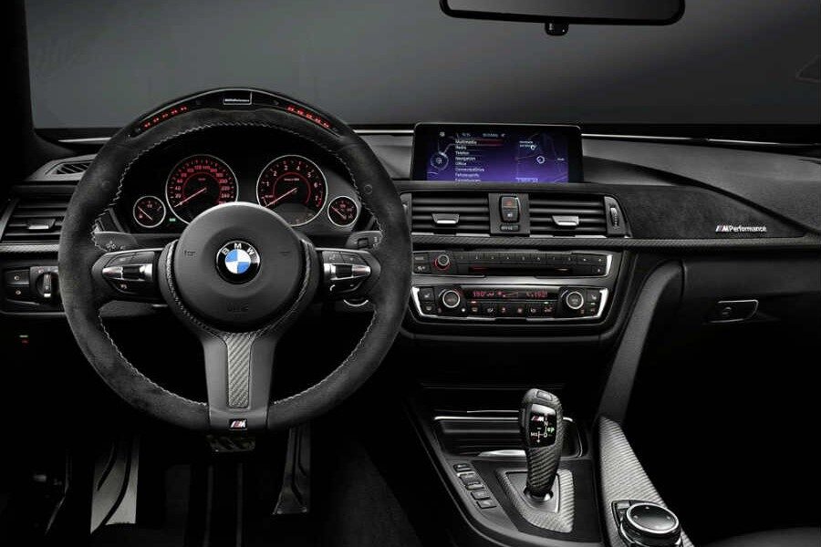 El interior del BMW Serie 4 recibe elementos como un nuevo volante deportivo con el M Performance Pack.