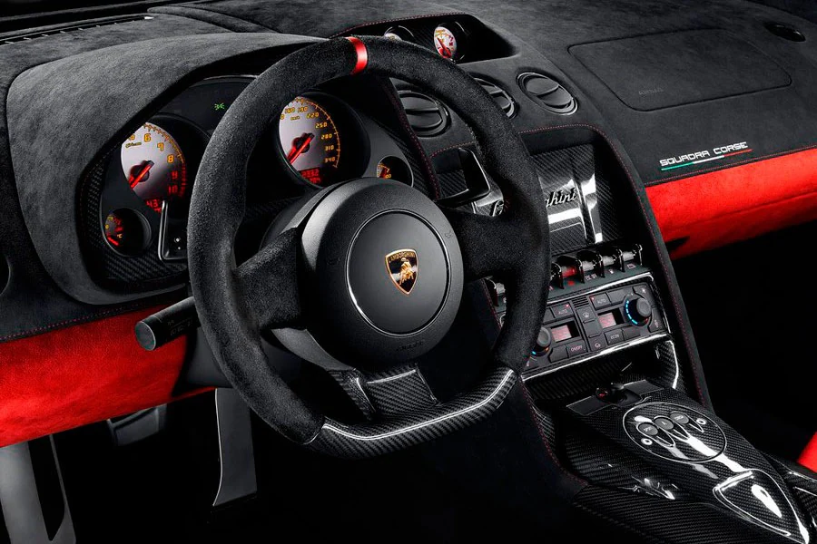El interior del Lamborghini Gallardo LP 570-4 Squadra Corse es igual de espectacular que su carrocería.