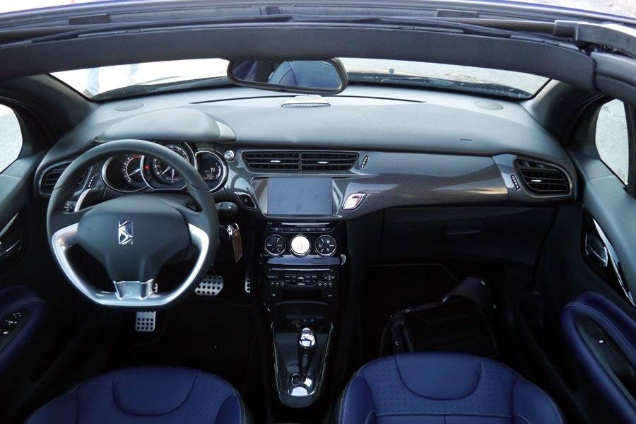 El salpicadero apenas difiere del DS3 cerrado.