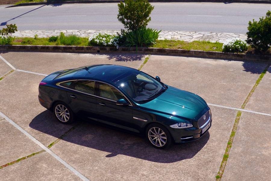 El color verde inglés sienta de maravilla a este Jaguar.