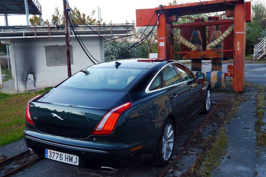 La parte trasera es la más personal del XJ.