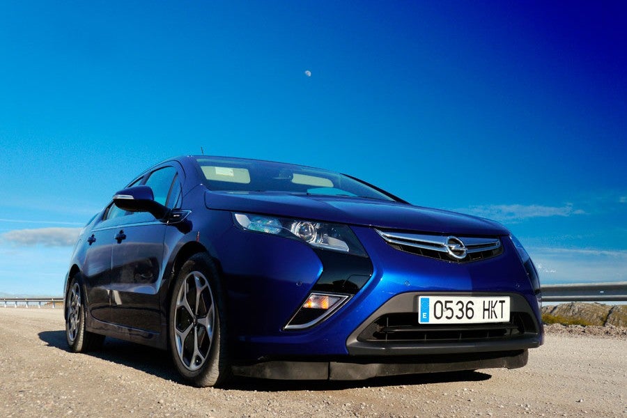 El faldón inferior de goma del Ampera va casi a ras de suelo.