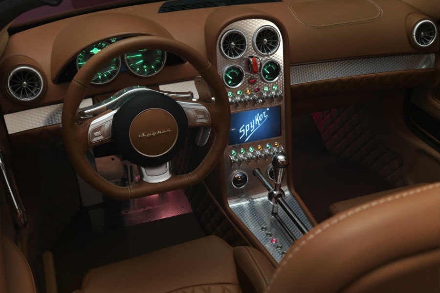 El interior del Spyker Venator Spyder contiene elementos que recuerdan a la aviación.